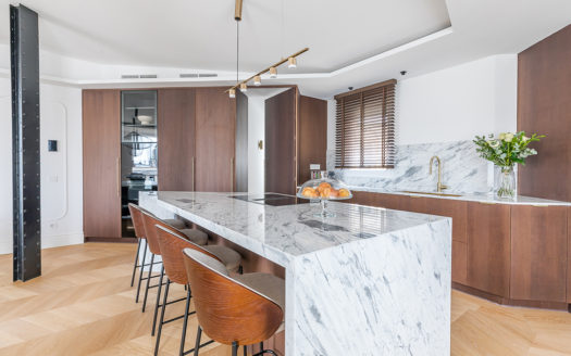 Ref: 46385 . Ático en esquina