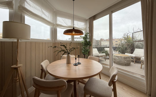 Ref: 46185 . Ático . Terraza . Amueblado