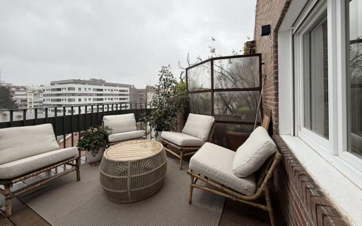 Ref: 46185 . Ático . Terraza . Amueblado